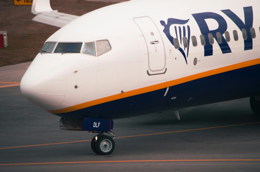 Ryanair uznał, że wymiarowa walizka jest ponadwymiarowa. Pasażerka musiała dopłacić równowartość kilkuset złotych