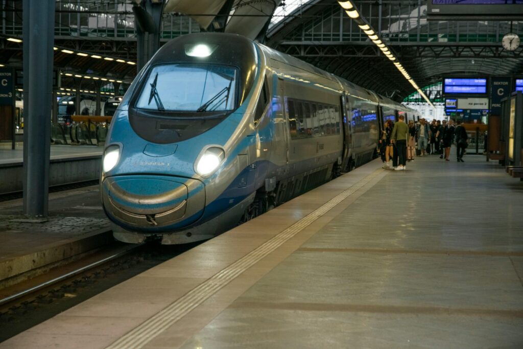 Dzieci i studenci będą mogli jeździć pociągiem za jeszcze mniejsze pieniądze. PKP Intercity uruchamia nowy program