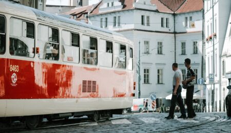 Piesi nie zawsze mają bezwzględne pierwszeństwo na przejściu. O tej zasadzie często zapominamy