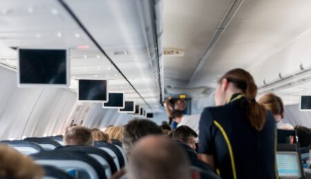 Ryanair wypowiada wojnę pijanym pasażerom. Chce ograniczyć sprzedaż alkoholu w samolotach