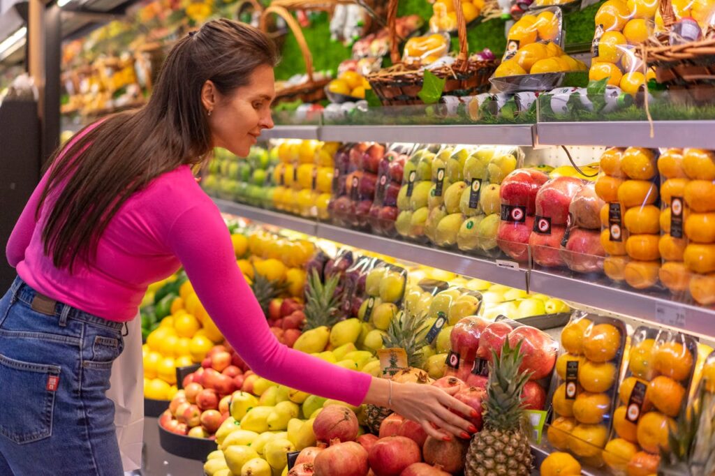 Średnia cena koszyka zakupowego przekroczyła już 300 zł. Biedronka i Lidl mają nieco na sumieniu