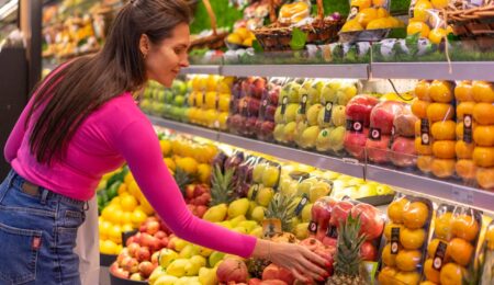 Średnia cena koszyka zakupowego przekroczyła już 300 zł. Biedronka i Lidl mają nieco na sumieniu