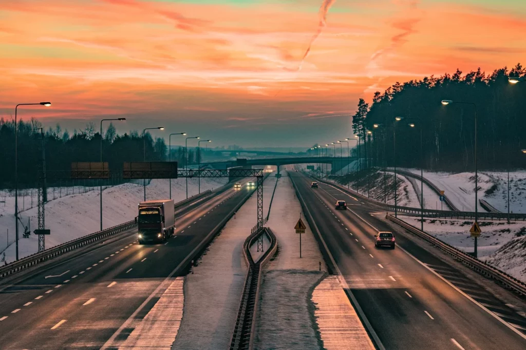 Autostrady i drogi ekspresowe są kluczowe dla polskiej gospodarki. Trzeba o tym przypominać w kontrze do niemądrych postulatów