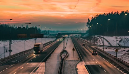 Autostrady i drogi ekspresowe są kluczowe dla polskiej gospodarki. Trzeba o tym przypominać w kontrze do niemądrych postulatów