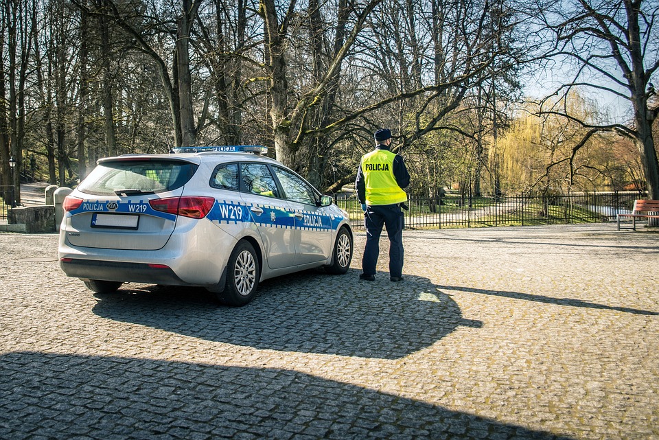 Policjant może odjechać twoim autem. Ma prawo to zrobić w kilku konkretnych sytuacjach