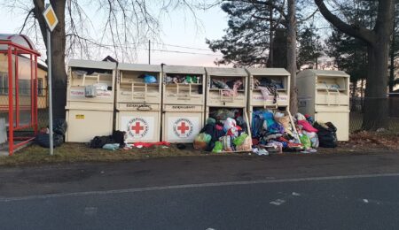 Jest problem z wyrzucaniem ubrań. Kontenery na odzież używaną szansą, ale również problemem