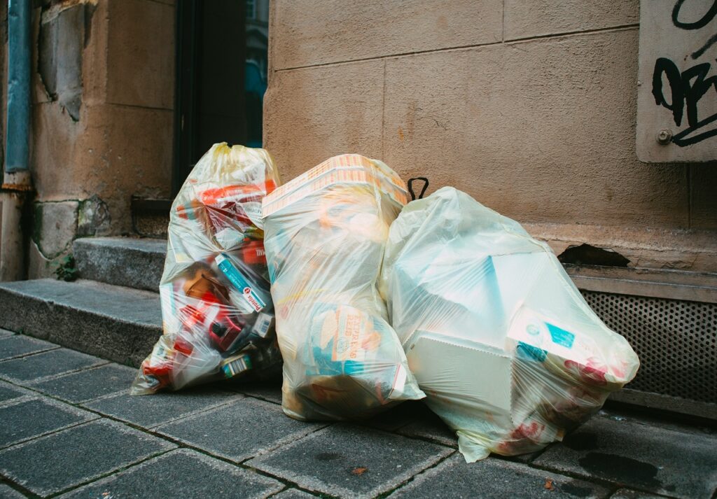 Sprawdzamy, co grozi za wyrzucanie ubrań niezgodnie z nowymi przepisami. Wysokość potencjalnej kary może zaskakiwać