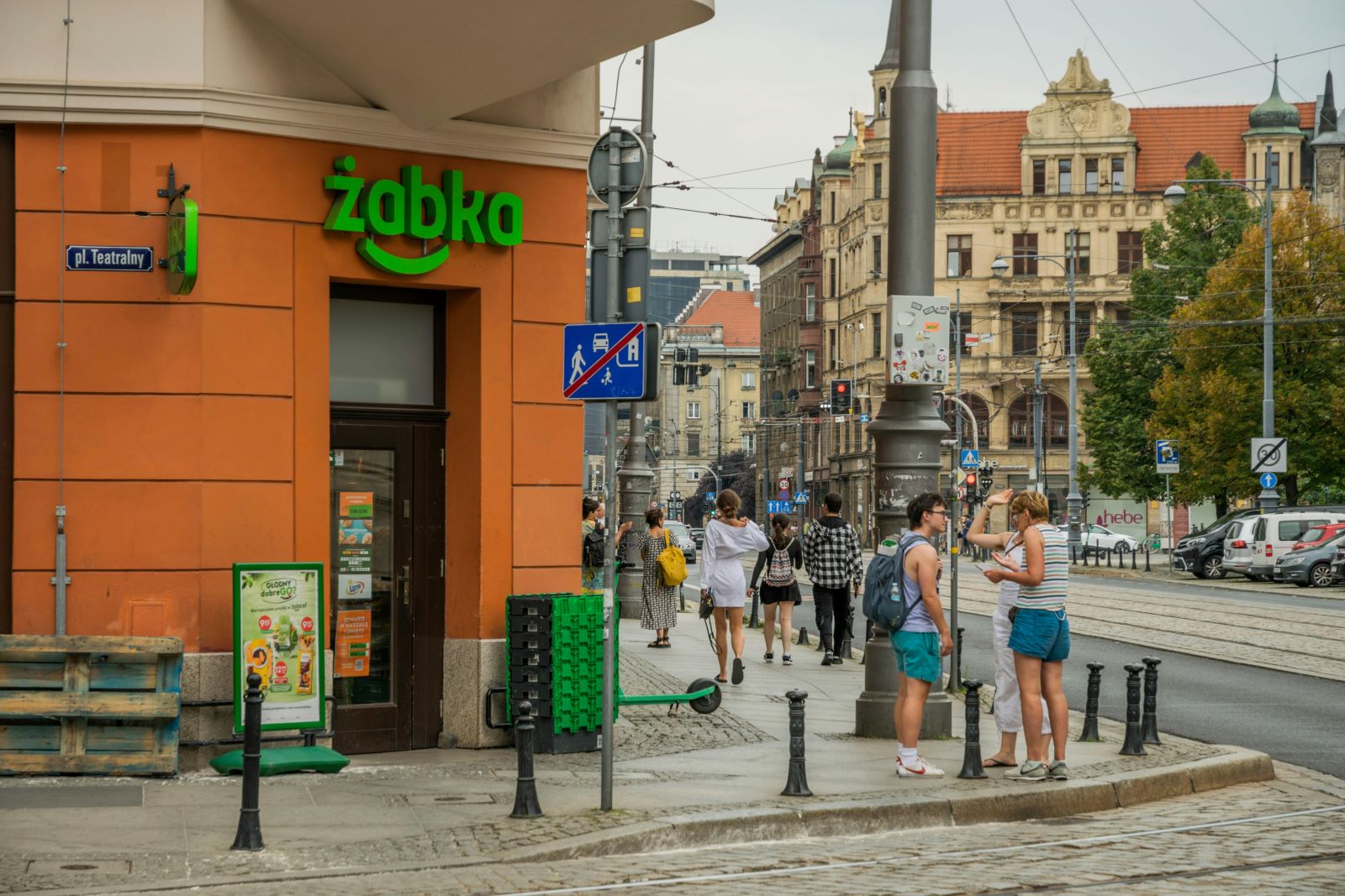 Aplikacja Żabki z nowymi funkcjami. Teraz kupisz w niej ubezpieczenie, a nawet zamówisz taksówkę