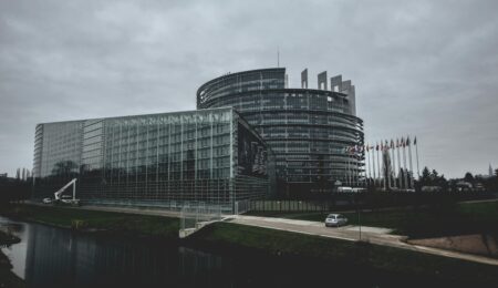 Unia Europejska ugina się po słowach wiceprezydenta USA i wycofuje jedną z regulacji