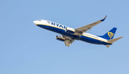 Ryanair wyrzucił pasażera z samolotu, bo ten chciał skorzystać z toalety. Interweniowała policja