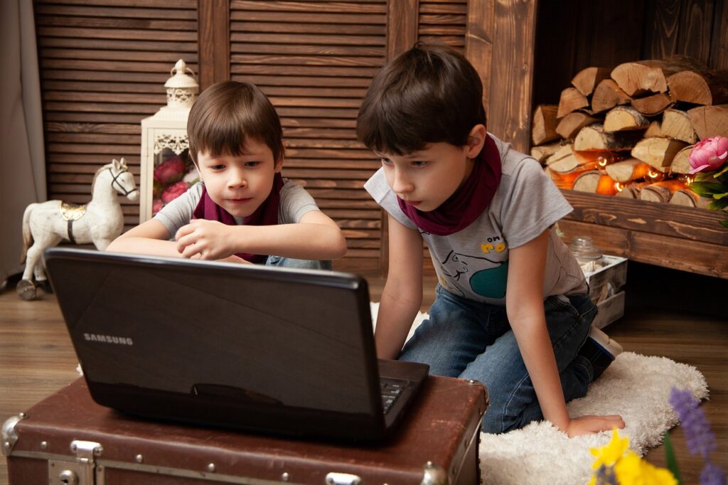 Małe dzieci i nastolatki będą mieć ograniczony dostęp do części treści w internecie. Dla ich dobra