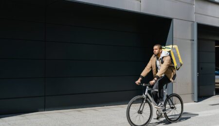 Wrocław ma dość rowerowych dostawców jedzenia. Będzie z nimi walczyć