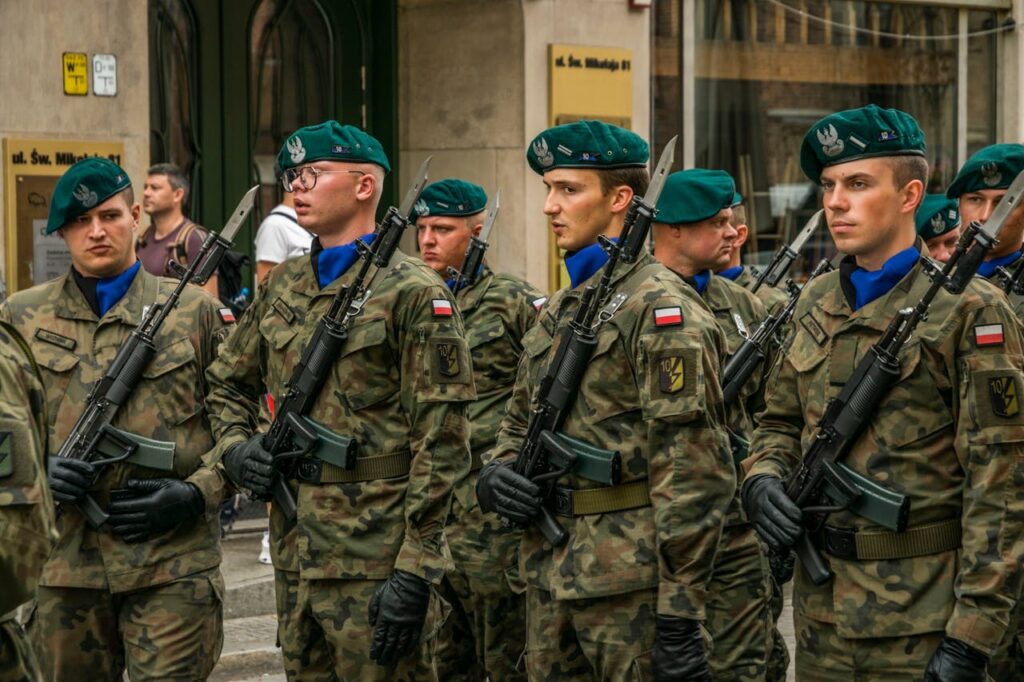 Rząd przygotuje Polaków na kryzys. Przekaże podręcznik i zachęci do służby w wojsku