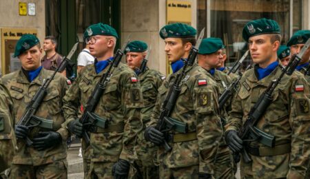 Rząd przygotuje Polaków na kryzys. Przekaże podręcznik i zachęci do służby w wojsku