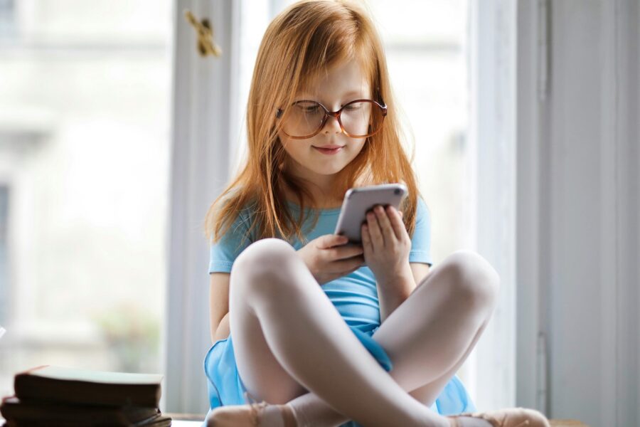 Zakaz używania smartfonów w szkołach chroni przede wszystkim archaiczny model edukacji