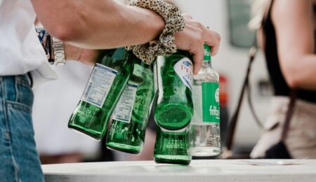 Kaucje na butelki już obowiązują w Auchan i są wyższe niż ustawa będzie przewidywać