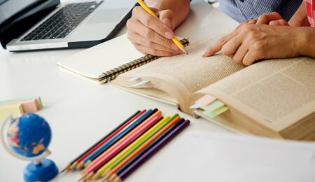 Nie masz czasu na studia? Sprawdź, jak szybko zdobyć konkretny zawód