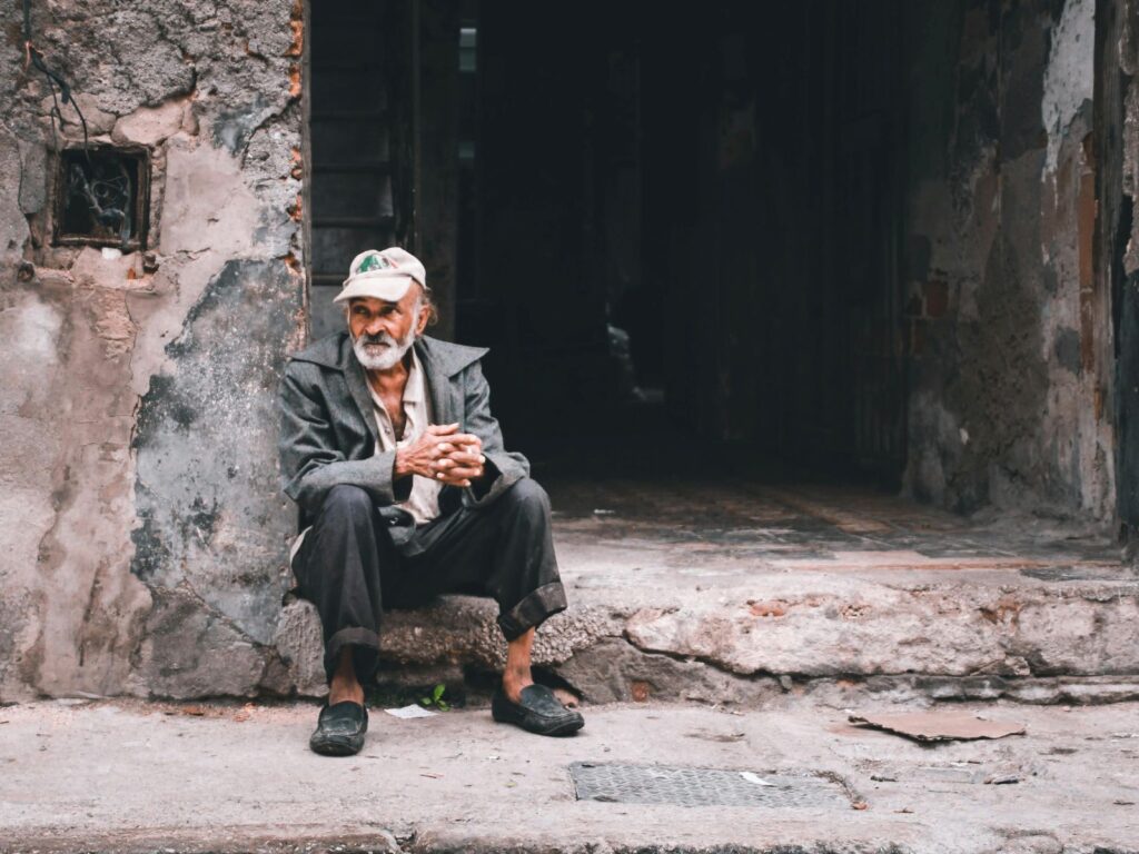 ZUS ujawnił alarmujące dane. Coraz więcej seniorów otrzymuje groszowe emerytury