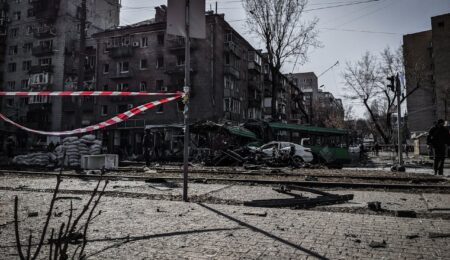 Rozwalające się kamienice straszą. I na razie będą straszyć dalej