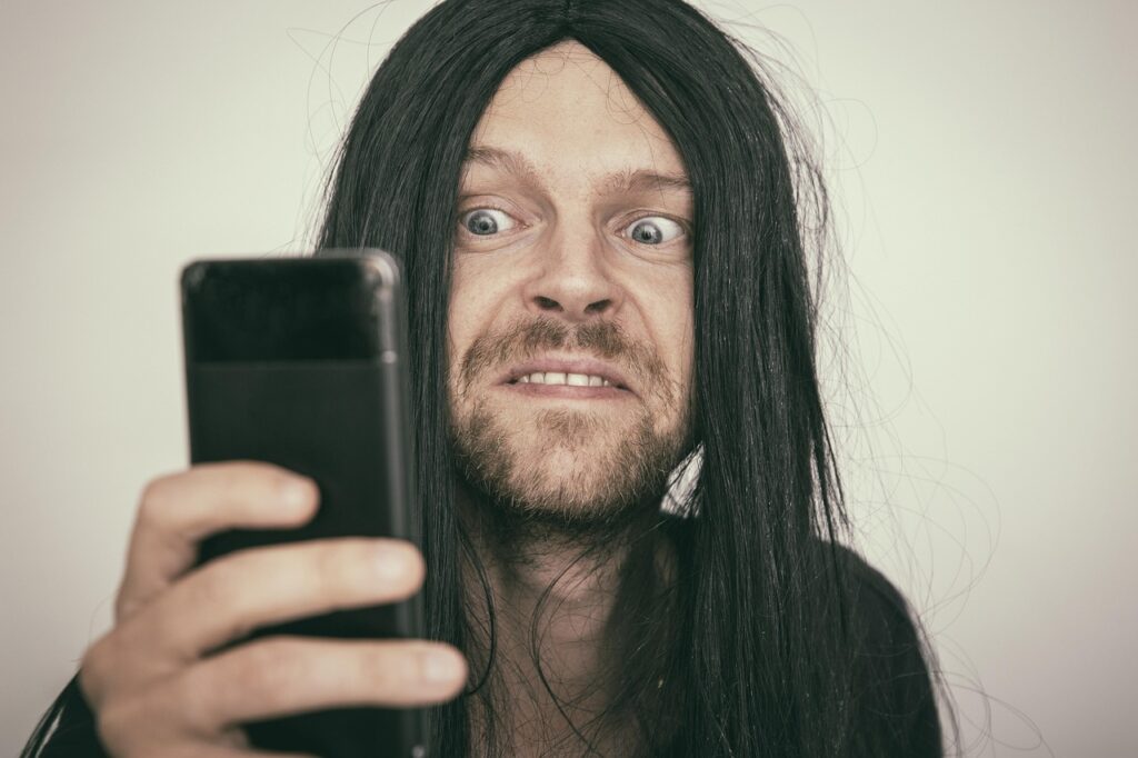 Maturzyści się doigrali. Poszli na egzamin z telefonami i teraz zajmie się nimi prokuratura