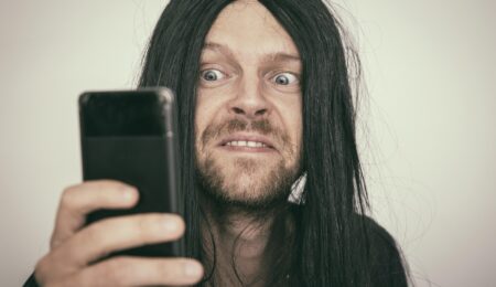 Maturzyści się doigrali. Poszli na egzamin z telefonami i teraz zajmie się nimi prokuratura