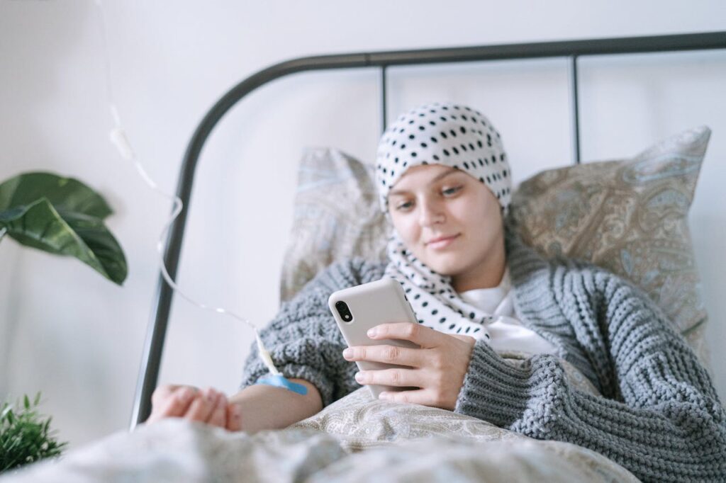 Osoby, które wygrały walkę z rakiem, powinny mieć prawo do bycia zapomnianym. W Polsce nadal nie mają tej możliwości