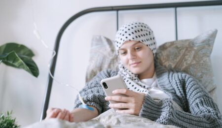 Osoby, które wygrały walkę z rakiem, powinny mieć prawo do bycia zapomnianym. W Polsce nadal nie mają tej możliwości