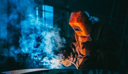 Wynagrodzenia na stanowiskach technicznych w Polsce rosną. Wszystko przez brak rąk do pracy