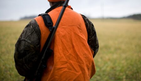 Najłatwiejsza droga do uzyskania pozwolenia na broń w Polsce to wcale nie myślistwo