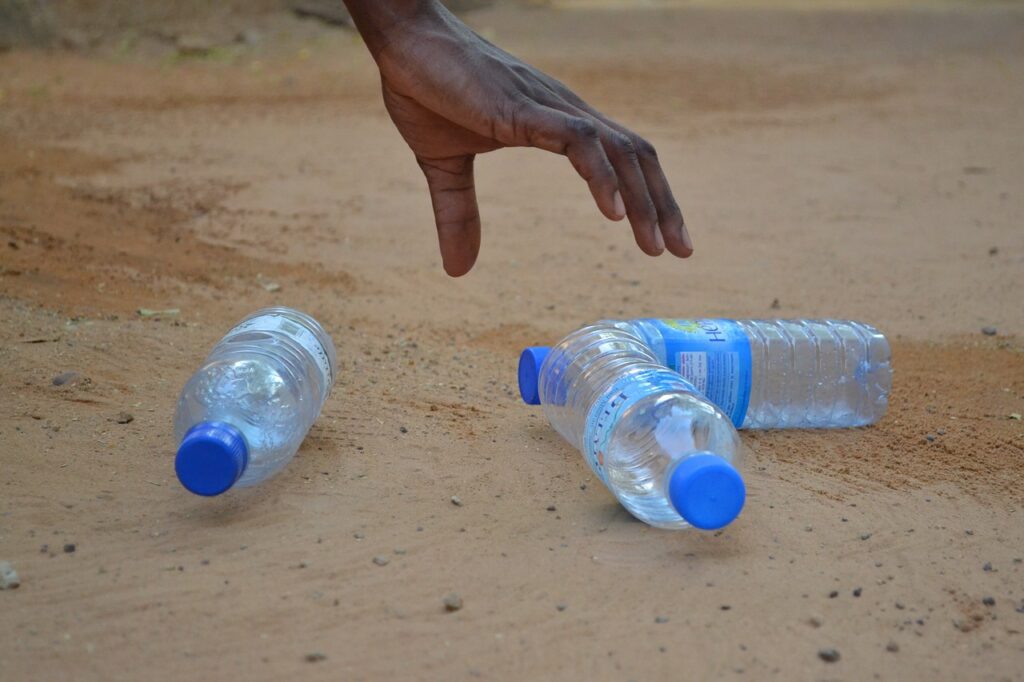Wciąż często powielamy szkodliwe mity o plastikowych butelkach