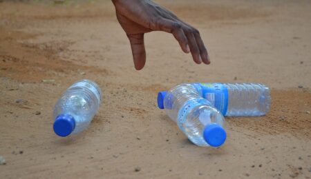 Wciąż często powielamy szkodliwe mity o plastikowych butelkach