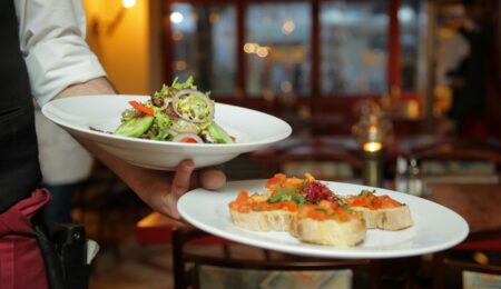 Polscy restauratorzy wyjadają swoim klientom frytki. Szokujący raport UOKiK-u