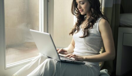 UE wprowadzi obowiązkową weryfikację wieku w internecie. To lepszy pomysł, niż by się wydawało