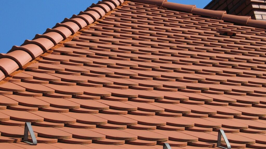 Rola tradycyjnych materiałów dachowych w architekturze regionalnej
