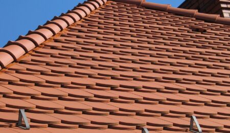 Rola tradycyjnych materiałów dachowych w architekturze regionalnej