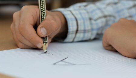 Szkoły na wsiach zamykają się z powodu demografii. W niektórych z nich dzieci będą się uczyć w jednej klasie