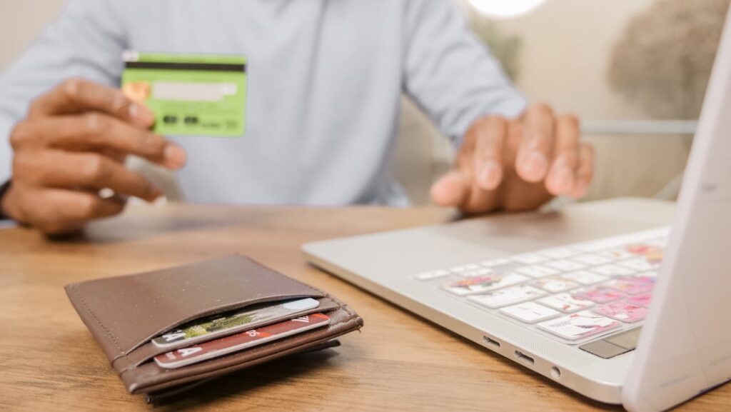 Pamiętacie PolCard? Polskie karty debetowe kiedyś wygrywały z Visa i MasterCard