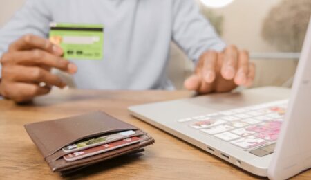 Pamiętacie PolCard? Polskie karty debetowe kiedyś wygrywały z Visa i MasterCard