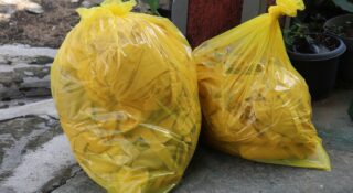 Ministerstwo Klimatu i Środowiska uznało, że jednak można wyrzucać zużyte szmaty do kosza na śmieci