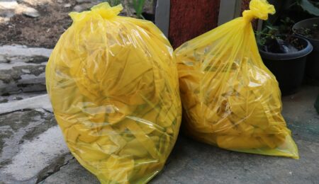 Ministerstwo Klimatu i Środowiska uznało, że jednak można wyrzucać zużyte szmaty do kosza na śmieci